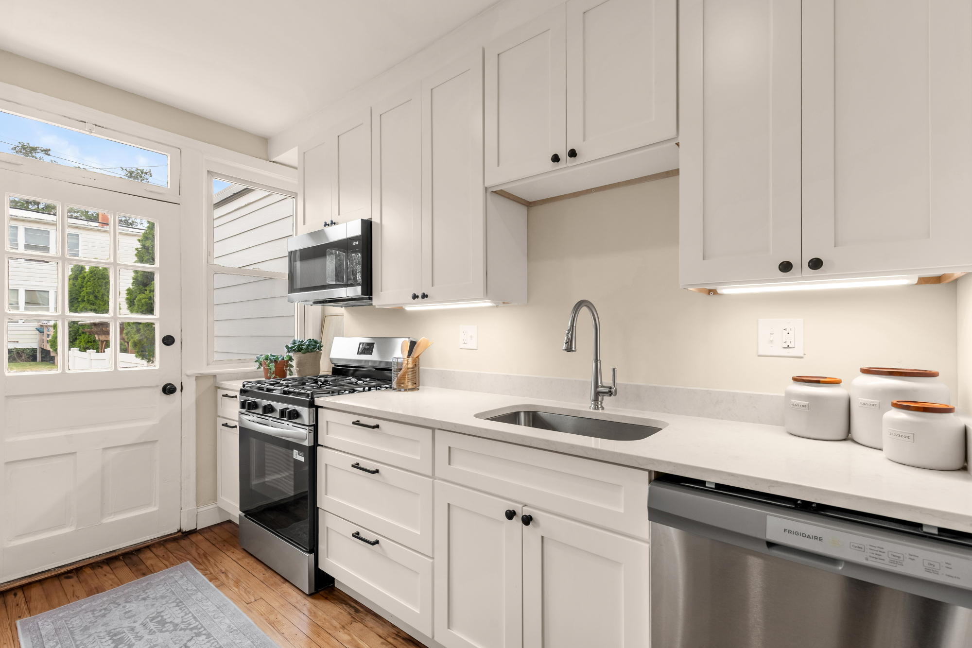 4002 10th ST NE DC  kitchen stove 